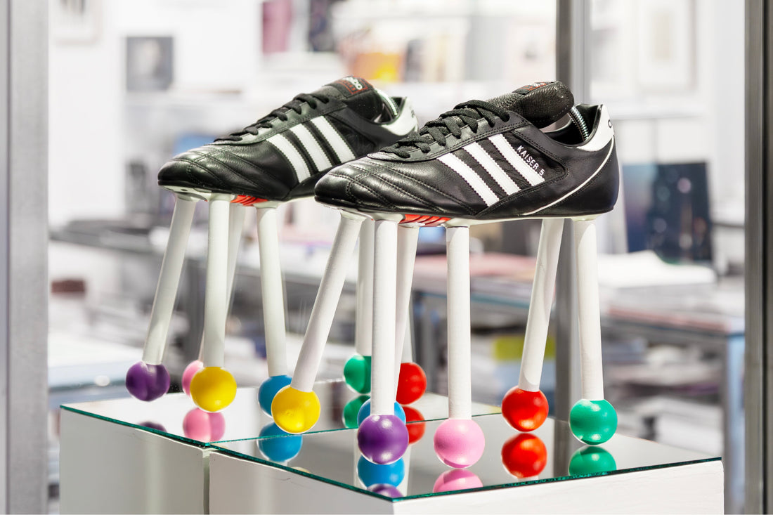 VITRINES <br>Jonathan Monk <br>« As Tall As Baldessari Boots »