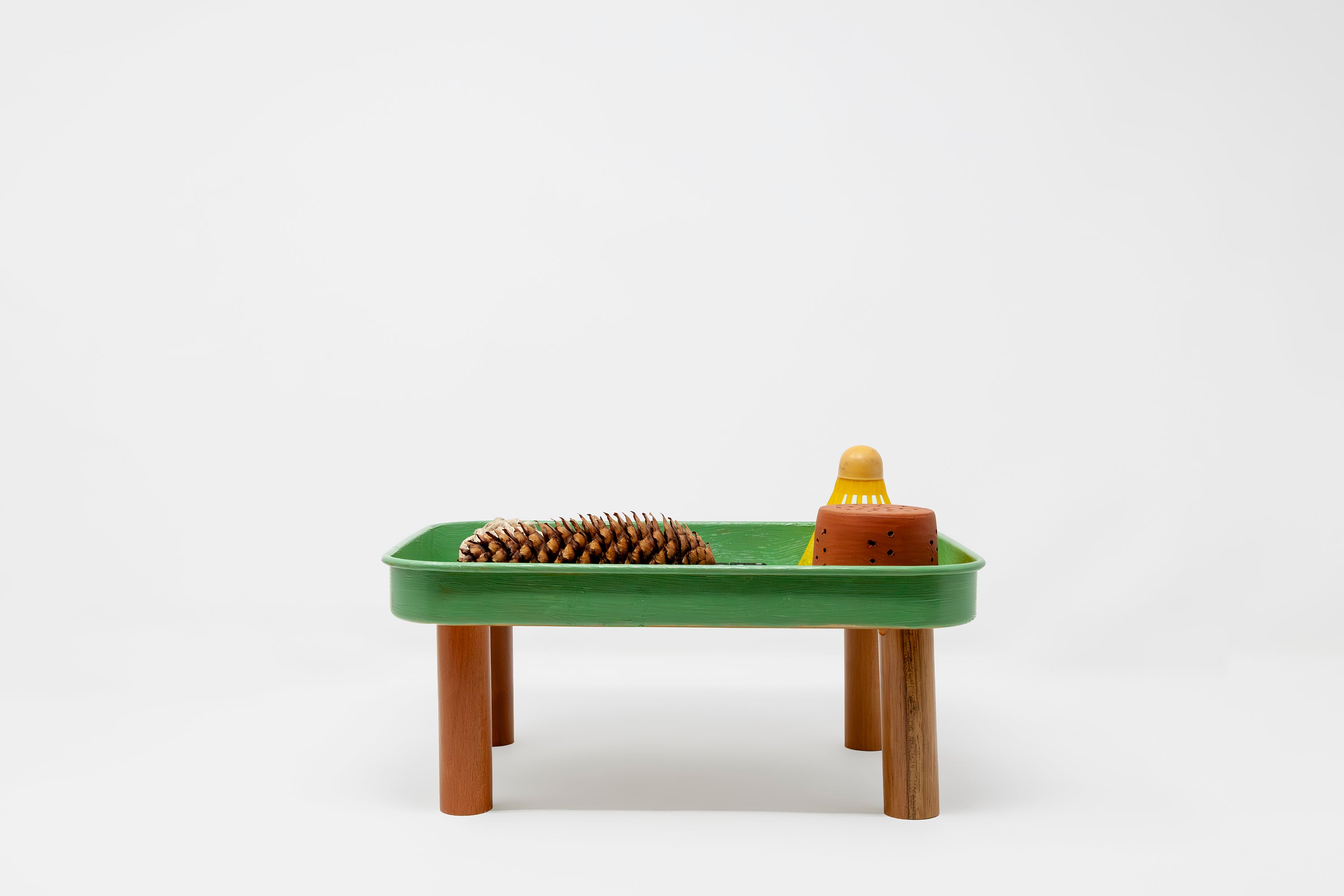 Nathalie Du Pasquier <br><em>Le plateau à pattes</em>, 2001