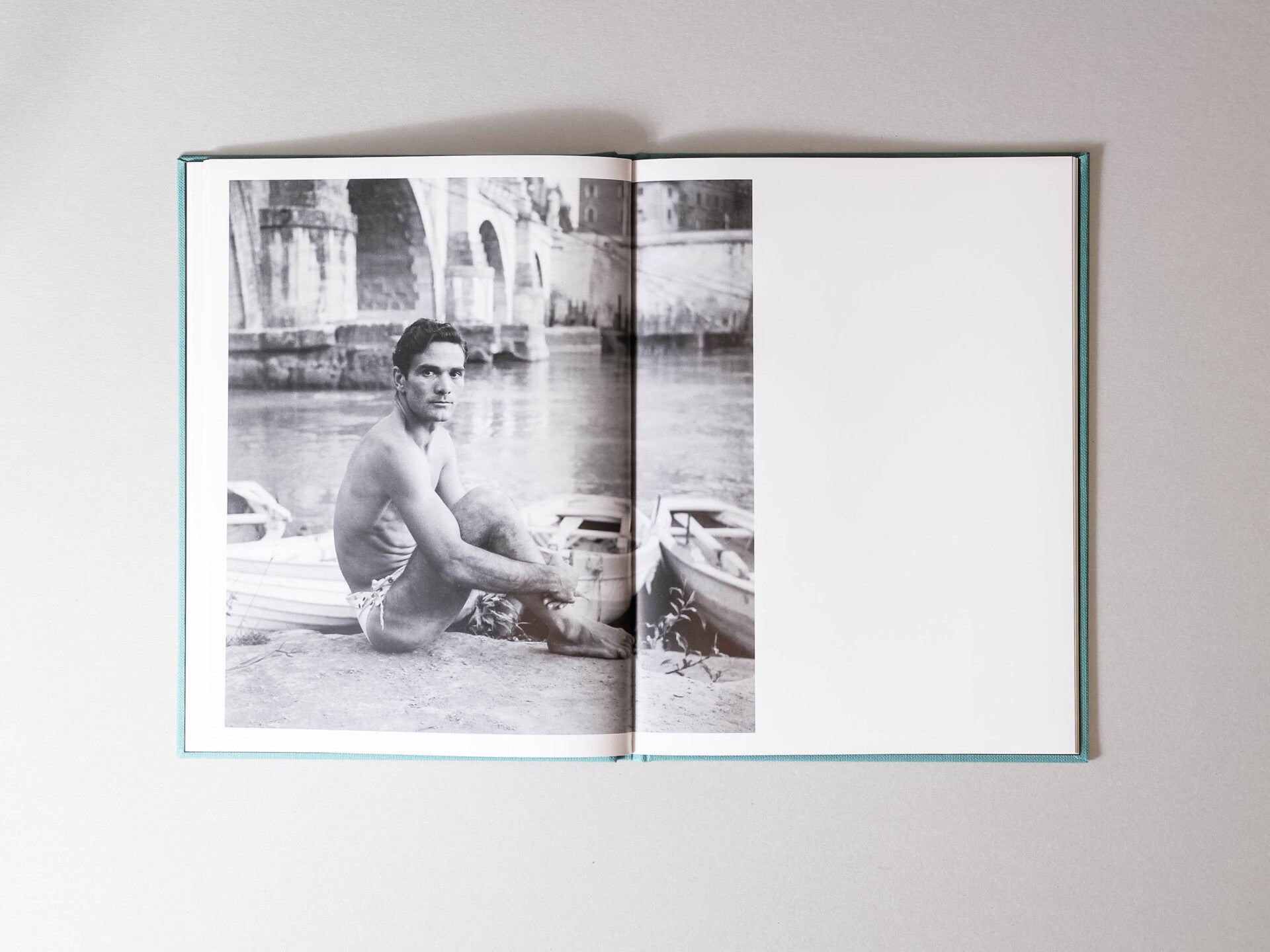 Pasolini acquatico e felice / Pasolini by the water contented