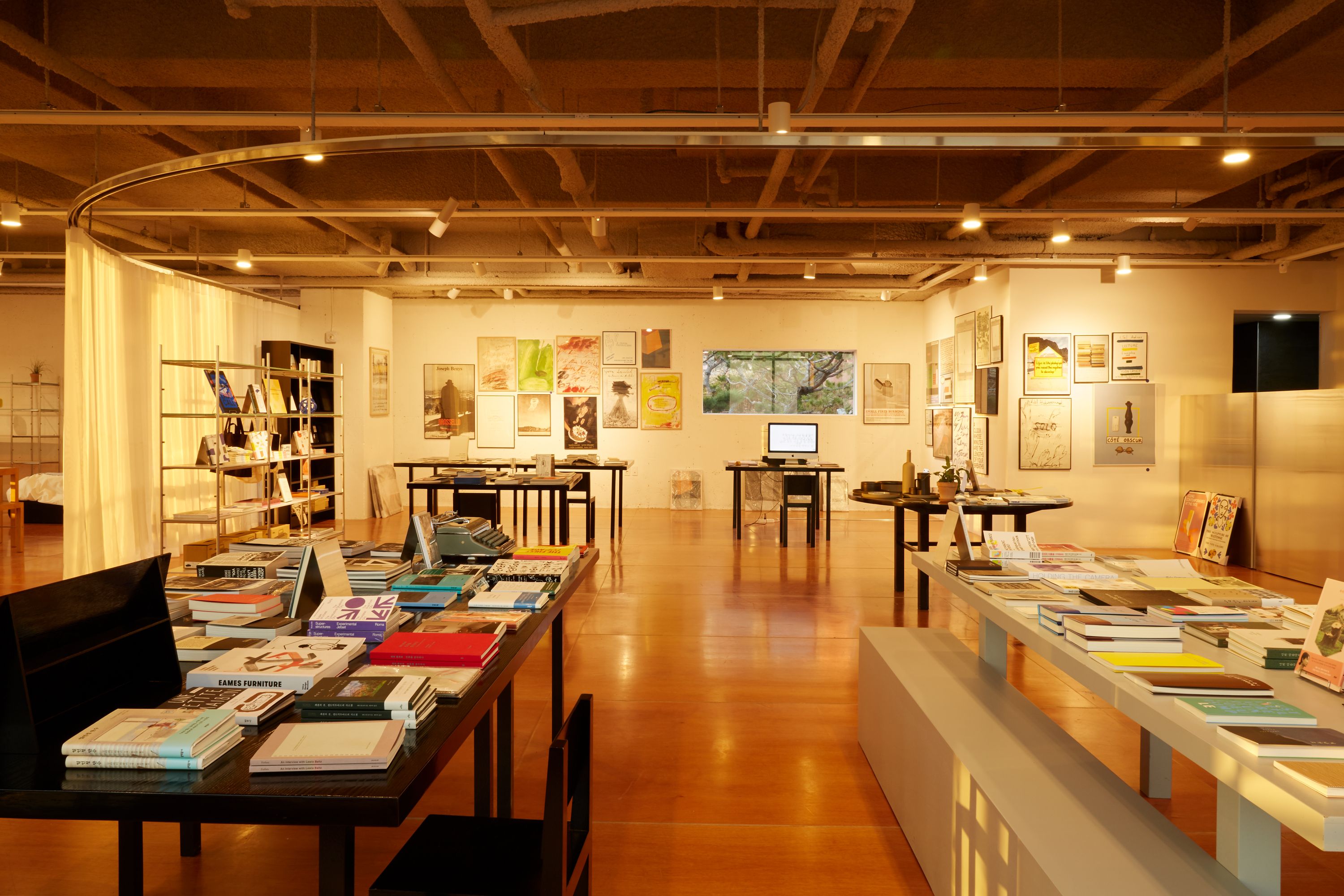 Exposition "Yvon Lambert - 50 years of books & prints.1970 - 2020" à Busan